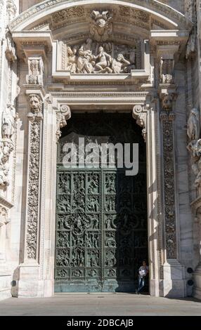 Kunstvolle Tür der Kathedrale von Mailand, Italien Stockfoto