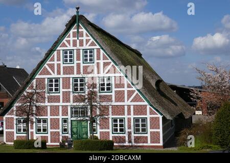 Zwei-Säulen-Haus im alten Land Stockfoto