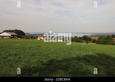 Blick vom Aussichtspunkt 'Chiemseeblick' nach Hittenkirchen mit Chiemsee im Hintergrund. Stockfoto