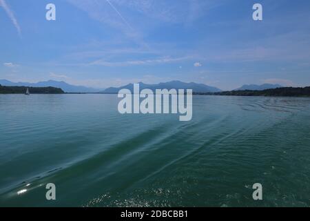 Wellen am Chiemsee und im Hintergrund die bayerischen alpen Stockfoto