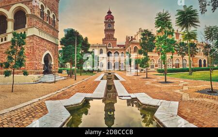 Blick auf den Sonnenuntergang von der Fußgängerbrücke des Sultan Abdul Samad Building am Merdeka Square, Kuala Lumpur, Malaysia. Panorama Stockfoto