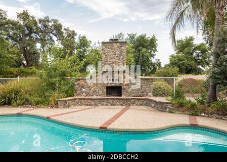 Nordkalifornien Vorstadtvilla Hinterhof mit Pool und Kamin Stockfoto