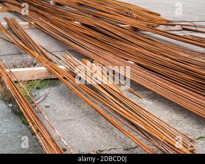 Schräge schräge Ansicht der auf Holzbalken auf einer Baustelle in Berlin gelagerten Resten. Stockfoto