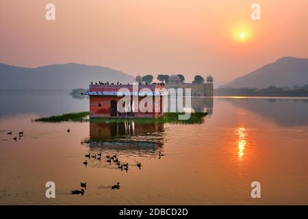 Ruhiger Morgen am berühmten indischen touristischen Wahrzeichen Jal Mahal (Wasserpalast) bei Sonnenaufgang in Jaipur. Enten und Vögel in der Umgebung genießen den ruhigen Morgen. Jai Stockfoto