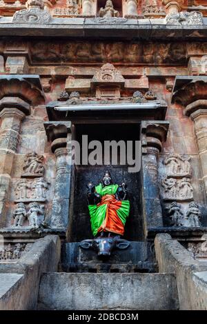 Durga (Mahisaurmardini) Bild. Airavatesvara Tempel, Darasuram, Tamil Nadu, Indien. Einer der großen lebenden Chola-Tempel - UNESCO-Weltkulturerbe. Stockfoto