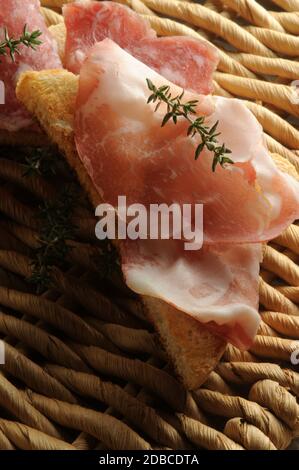 Gemischte Aufschnitte auf dem Brot Stockfoto