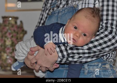 Mittelteil der Frau, die ein neugeborenes Baby hält Stockfoto