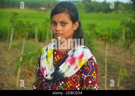 Nahaufnahme eines Teenagers in Bengali, das farbige Salwar Kameez mit langen dunklen Haaren trägt, selektive Fokussierung Stockfoto