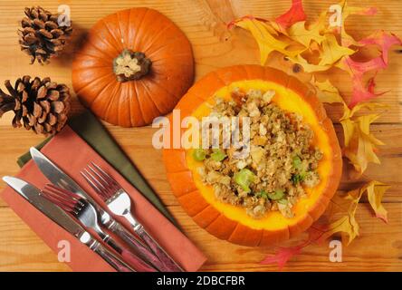 Maisbrot oder Kräuterfüllung in einem Kürbis von oben Stockfoto