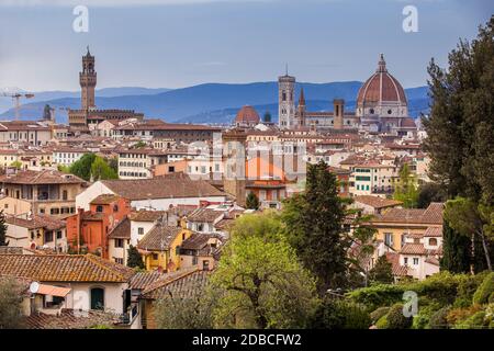 Blick von der schönen Stadt von Florenz aus dem Giardino delle Rose in einem frühen Frühling