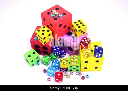 Dices auf dem Tisch als Hintergrund Stockfoto