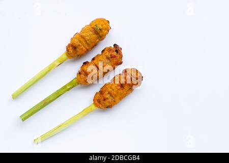 Gegrilltes Hackhuhn mit Currypaste und Kokosnusscreme auf den Spießen aus Zitronengras. Draufsicht Stockfoto