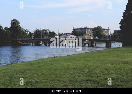 Medium Nevka Fluss Elagin Brücke von Elagin Insel nach Stone Island. Sankt-petersburg Wasser. Central Park für Kultur und Erholung. S. M. Kirova Stockfoto