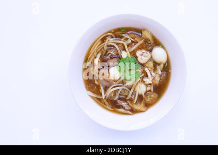 Geschmorter Fisch maw in roter Soße in der Schüssel auf weißem Hintergrund. Stockfoto