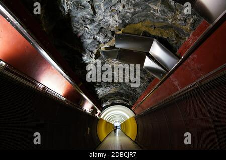 Stockholm - 02/07/2017: Blick auf unterirdische Tunnelpassage mit Felsen Stockfoto