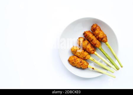 Gegrilltes Hackhuhn mit Currypaste und Kokosnusscreme auf den Spießen aus Zitronengras. Kopierbereich Stockfoto