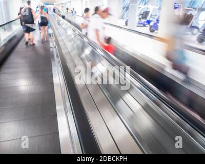 Der Skywalk mit verschwommenen Geschäftsleuten am Flughafen Stockfoto