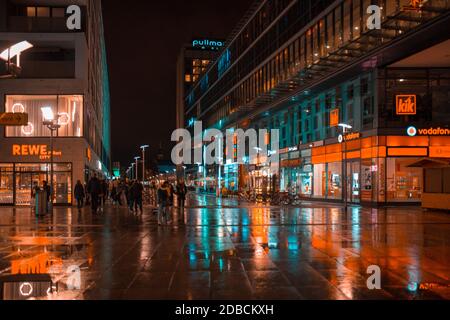 DRESDEN, DEUTSCHLAND - 24. JULI 2019: Nachtansicht der Straßen der Stadt Stockfoto