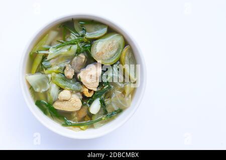 Thailändisches Essen gemischtes Gemüse mit Huhn auf weißem Hintergrund. Stockfoto