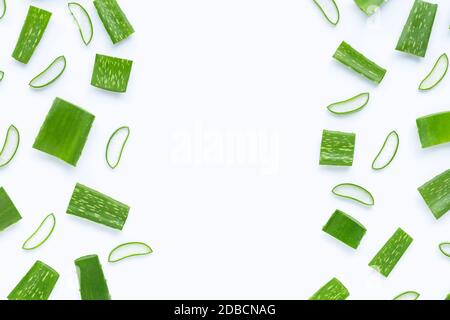 Rahmen aus Aloe Vera Stücke schneiden mit Scheiben auf weißem Hintergrund. Platz kopieren Stockfoto