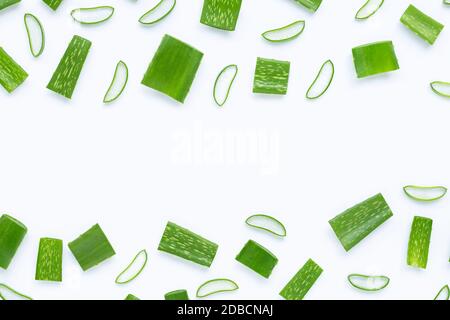 Rahmen aus Aloe Vera Stücke schneiden mit Scheiben auf weißem Hintergrund. Platz kopieren Stockfoto