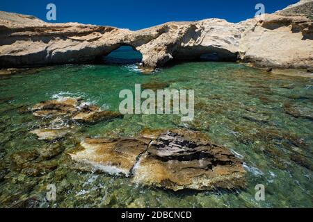 Der Strand von Agios Konstantinos mit kristallklarem türkisfarbenem Wasser und Felsformationen auf der Insel Milos, Griechenland Stockfoto