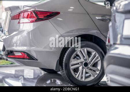 Nahaufnahme des neuen grauen Hinterrads Stockfoto