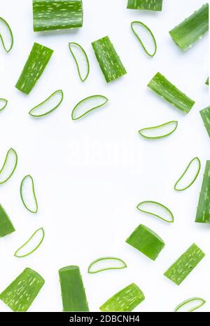 Rahmen aus Aloe Vera schneiden Stücke mit Slices auf Weiß. Stockfoto