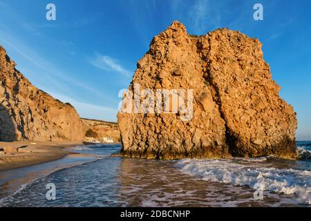 Fyriplaka Strand und Wellen der Ägäis bei Sonnenuntergang, Insel Milos, Kykladen, Griechenland Stockfoto