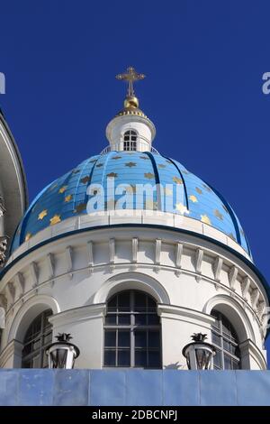 Fassade mit blauen Kuppeln und Kreuze. Trinity Izmailovsky Kathedrale. Kathedrale des Heiligen lebensnotwendige Dreifaltigkeit der Rettungsschwimmer Izmailovsky Regiment. Sa Stockfoto