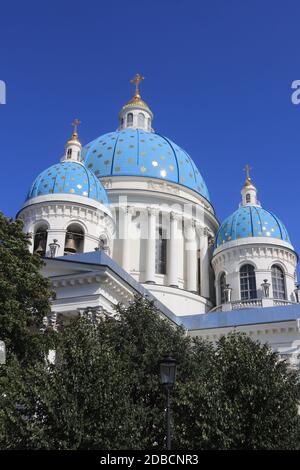 Fassade mit blauen Kuppeln und Kreuze. Trinity Izmailovsky Kathedrale. Kathedrale des Heiligen lebensnotwendige Dreifaltigkeit der Rettungsschwimmer Izmailovsky Regiment. Sa Stockfoto