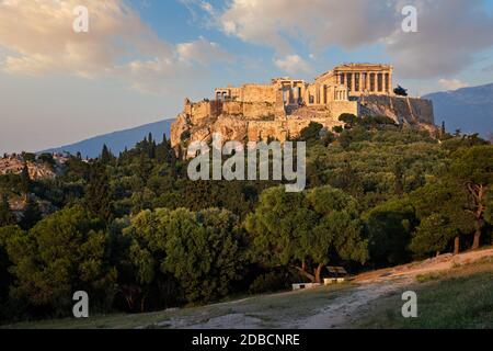 Berühmtes griechisches Touristenziel - der ikonische Parthenon-Tempel an der Akropolis von Athen, vom Philopappos-Hügel bei Sonnenuntergang aus gesehen. Athen, Griechenland Stockfoto