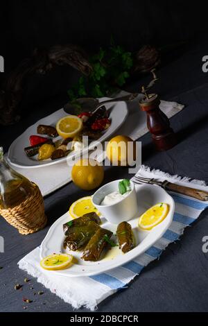 Dolmades - gefüllte Traubenblätter auf griechische Weise Stockfoto