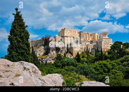 Berühmtes griechisches Touristendenkmal - der ikonische Parthenon-Tempel an der Akropolis von Athen vom Philopappos-Hügel aus gesehen, Athen, Griechenland Stockfoto