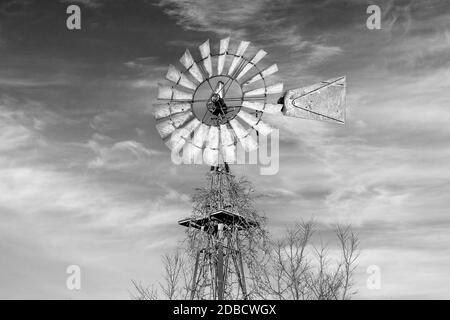 Windpump auf eine Iowa Bauernhof. Stockfoto