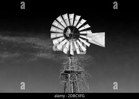 Windpumpe auf einem Iowa-Bauernhof. Stockfoto