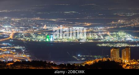 Die Metropolregion Haifa, Industriezone Haifa bei Nacht, Luftbild, Israel Stockfoto