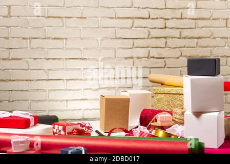 Geschenkverpackungsstation für Heimwerker. Schöne weihnachtsgeschenke Weihnachten Verpackung Station Konzept Seitenansicht mit Kopierraum Stockfoto