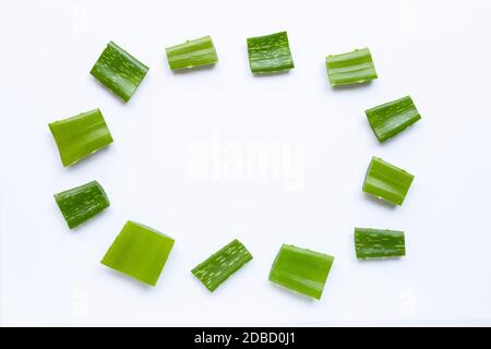Rahmen aus frischen Aloe vera auf weißem Hintergrund. Stockfoto