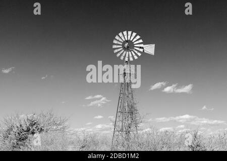 Windpumpe auf einem Iowa-Bauernhof im Lee County. Stockfoto