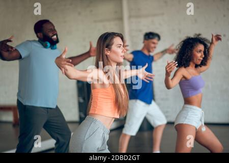 Gruppe von Leuten, die Jazz-Funk tanzen lernen Stockfoto