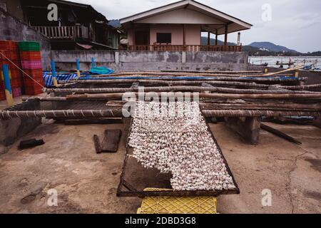 Koh Samui, Surat Thani, THAILAND - 07. AUGUST 2019: Straße im alten muslimischen Dorf auf Koh Samui, Thailand. Stockfoto