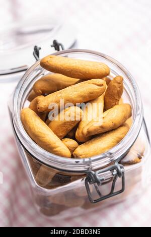 Mini-Brotstangen im Glas. Stockfoto