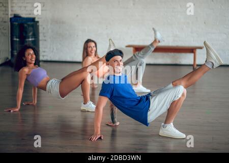 Der Lehrer zeigt seinen Schülern Breakdance-Bewegungen Stockfoto