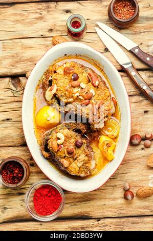 Gerösteten Stück Silberkarpfen mit Nuss-Sauce auf Holztisch.Fisch Steak mit Nuss Stockfoto