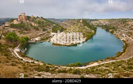 Spanische malerische mittelalterliche Festung und Fluss in Alarcon, Cuenca. Spanien Stockfoto