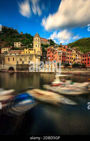 Fischerdorf Vernazza. Vernazza ist eines von fünf berühmten bunten Dörfern der Cinque Terre Stockfoto