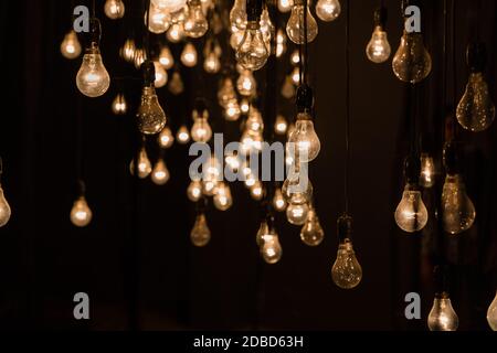 Hängende Wolfram-Lampe Glühbirnen, abstrakte Ansicht, gelbes Licht. Teil einer Kunstinstallation auf der Kochi biennale, Kerala, Indien. Stockfoto