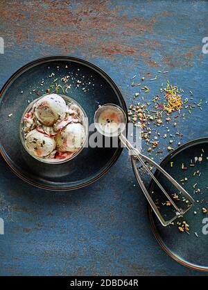 Set aus weichen Eisschaufeln oder gefrorenem Joghurt mit gemischten Aromen mit Beeren und Früchten Stockfoto