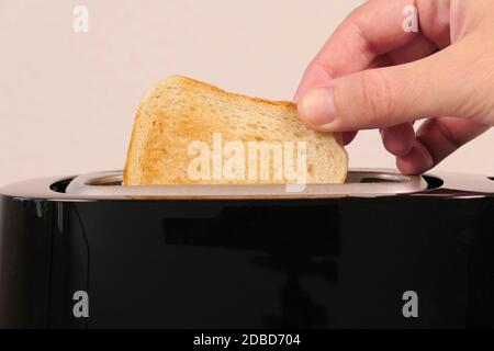 Nahaufnahme des Toasters mit zwei Scheiben Toast Stockfoto